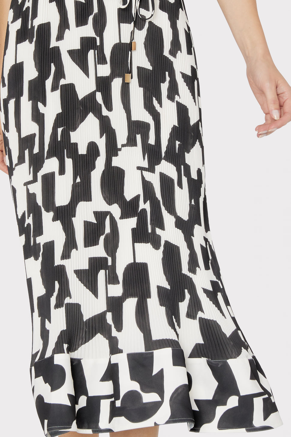 Melina Geo Print Pleated Sleeveless Midi Dress in Black & White